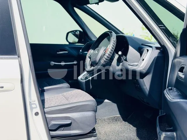 Toyota Voxy 2025 photo 4