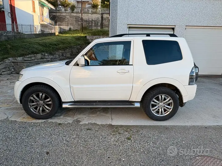 Mitsubishi Pajero 2017 photo 2