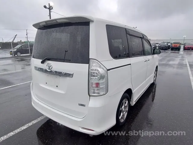 Toyota Voxy 2012 photo 4