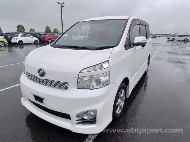 Toyota Voxy 2012 photo 2