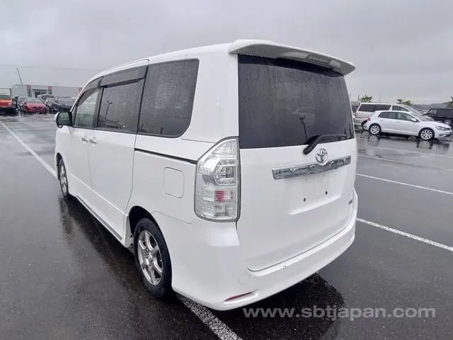 Toyota Voxy 2012 photo 3