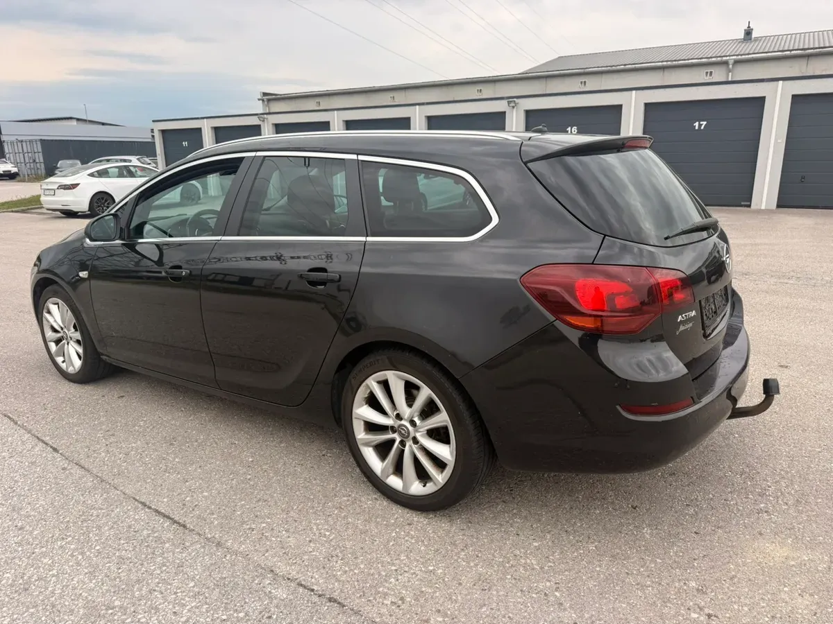 Opel Astra 2011 photo 3