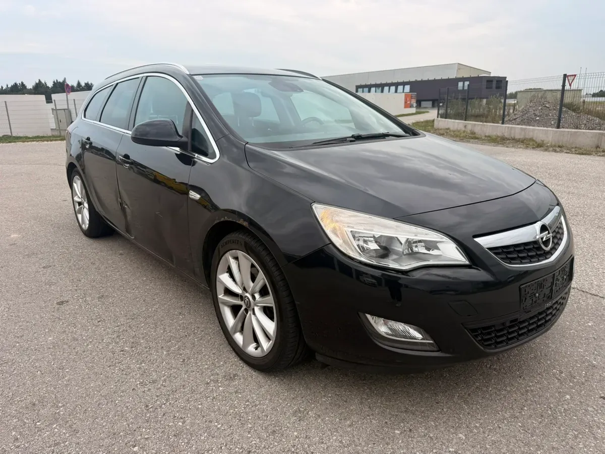 Opel Astra 2011 photo 2