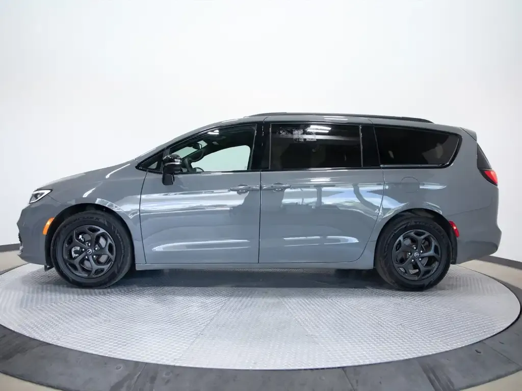 Chrysler Pacifica 2025 photo 2