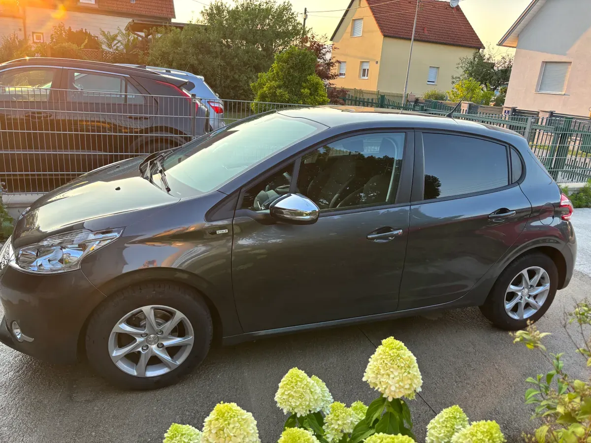 Peugeot 208 2015 photo 3