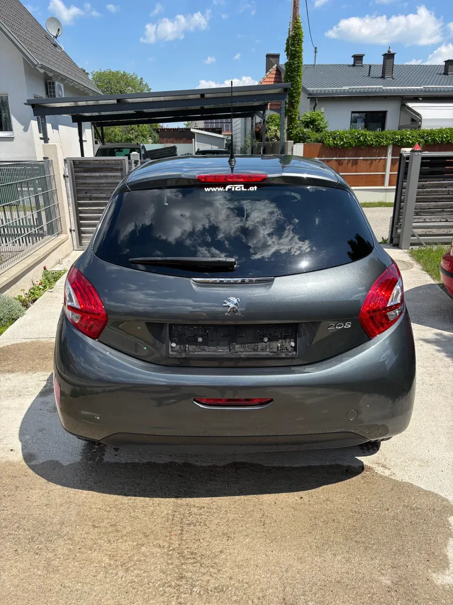 Peugeot 208 2015 photo 2