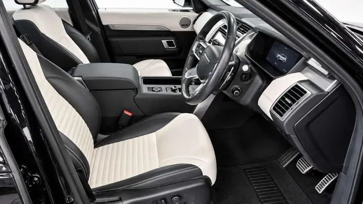 Land Rover Discovery 2023 photo 2