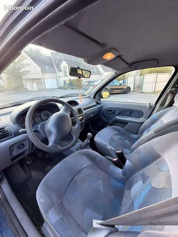 Renault Clio 2000 photo 2