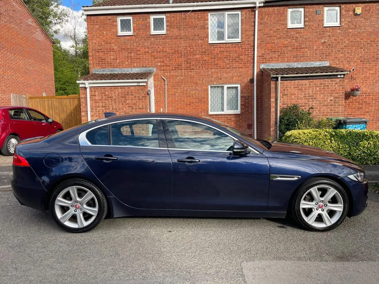Jaguar Xe 2016 photo 2