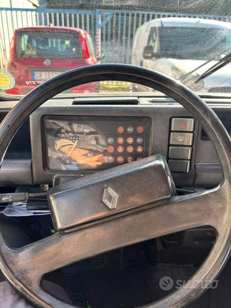 Renault 4 1985 photo 4