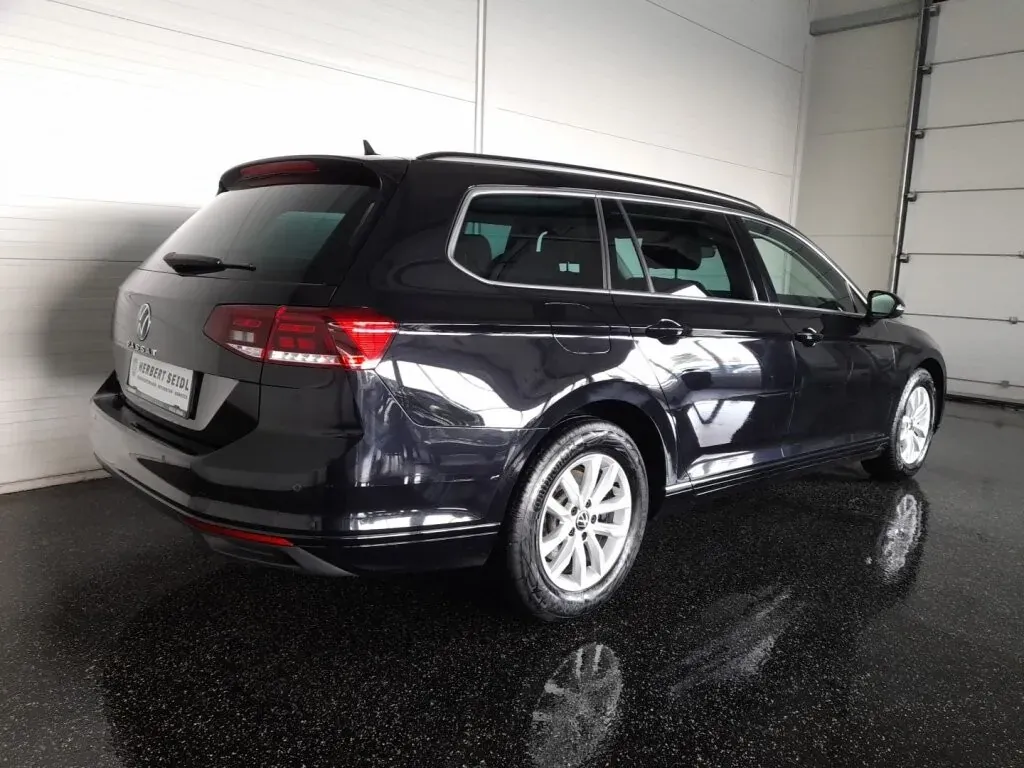 Volkswagen Passat 2022 photo 2
