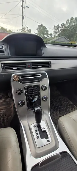 Volvo V70 2012 photo 2