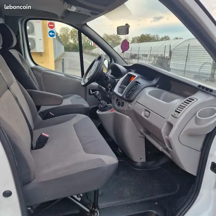 Renault Trafic 2012 photo 2