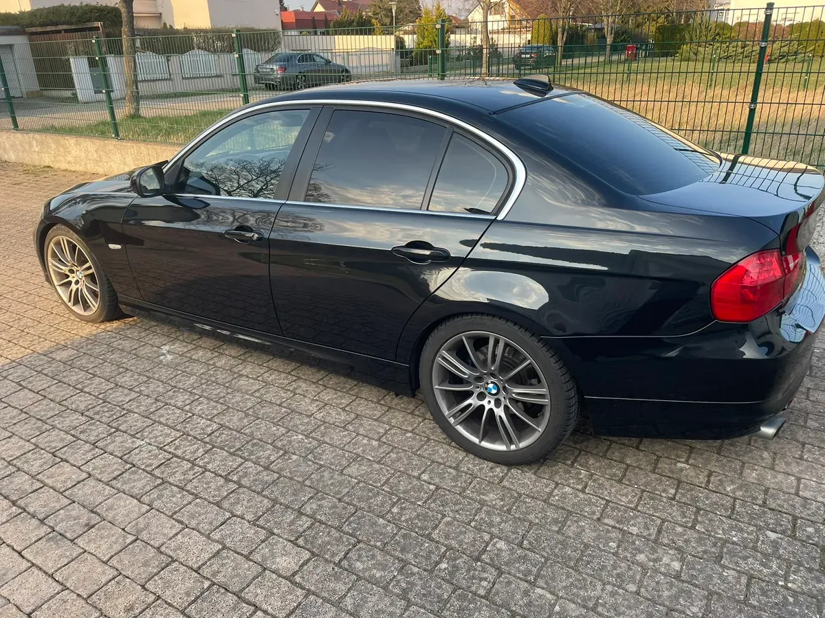 BMW 3 Series 2010 photo 3