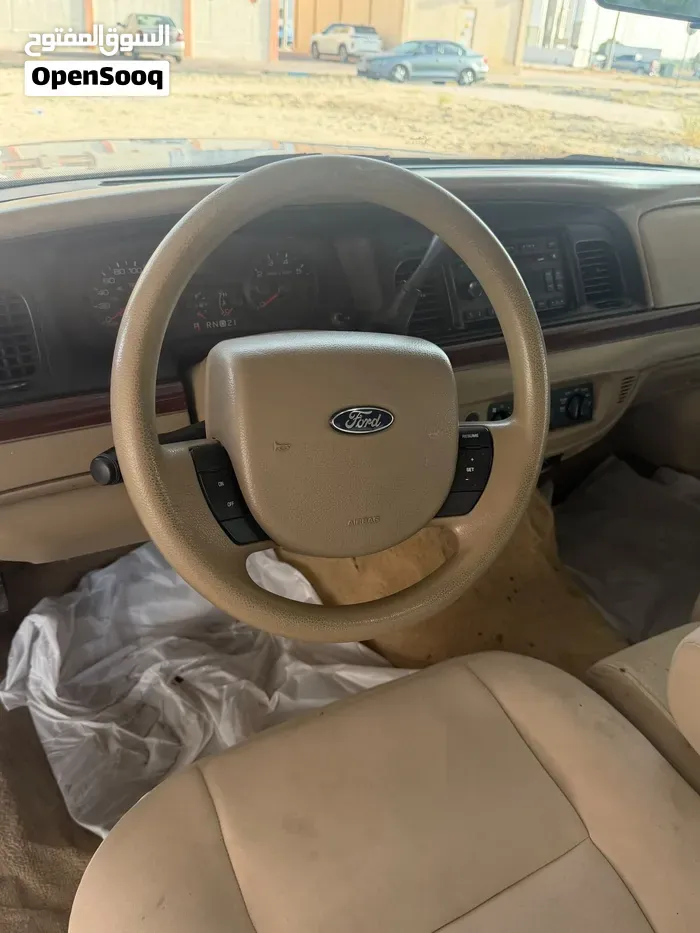 Ford Crown Victoria 2012 photo 2