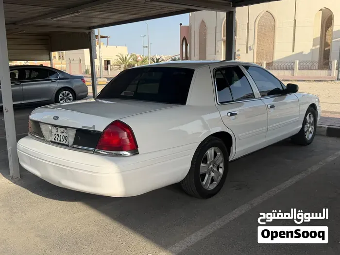 Ford Crown Victoria 2012 photo 3