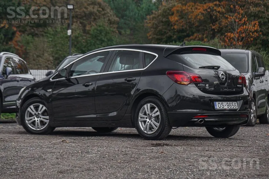 Opel Astra 2011 photo 3