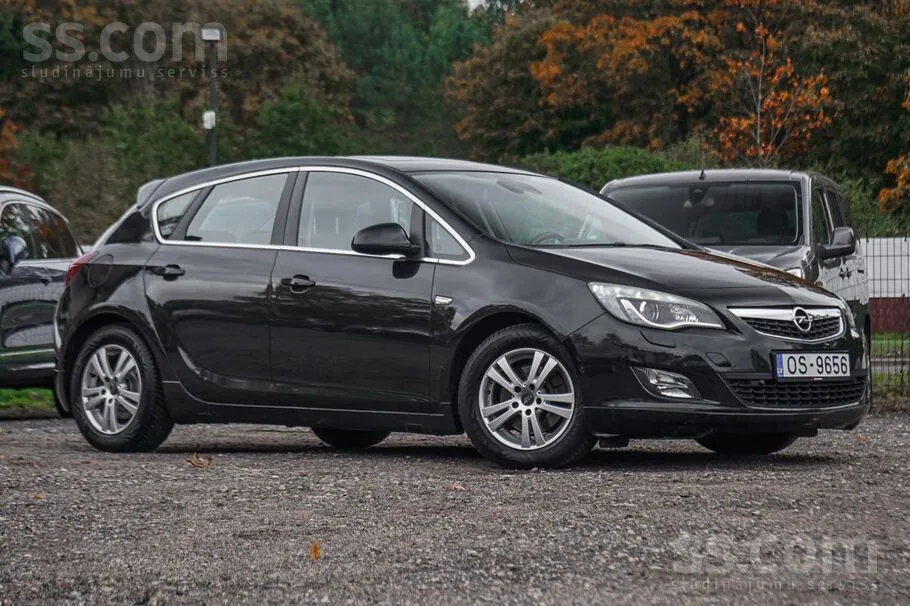 Opel Astra 2011 photo 2