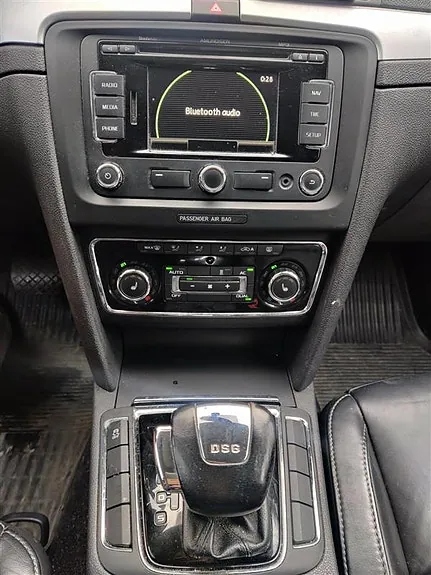 Skoda Superb 2011 photo 4
