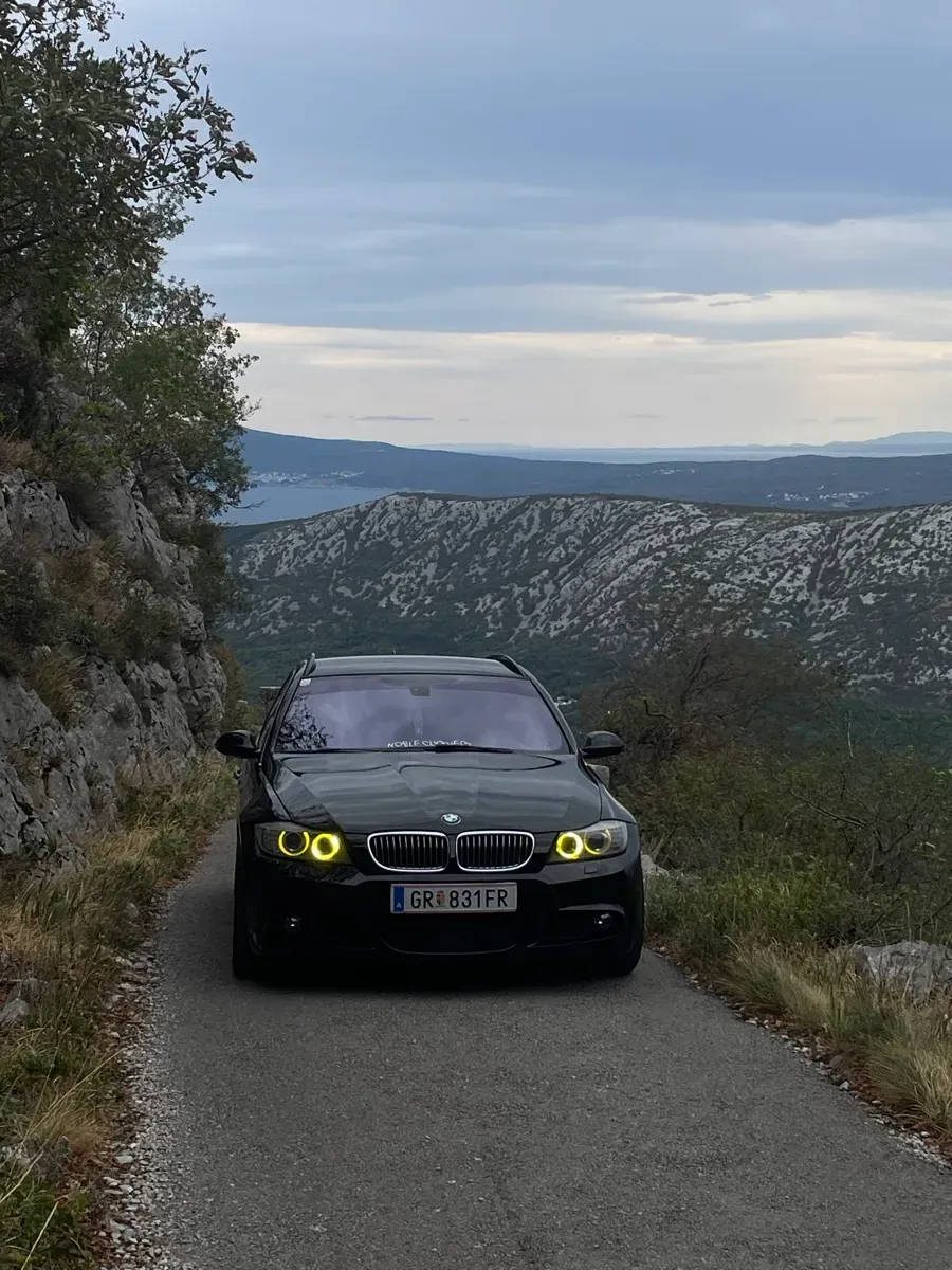 BMW 3 Series 2011 photo 3