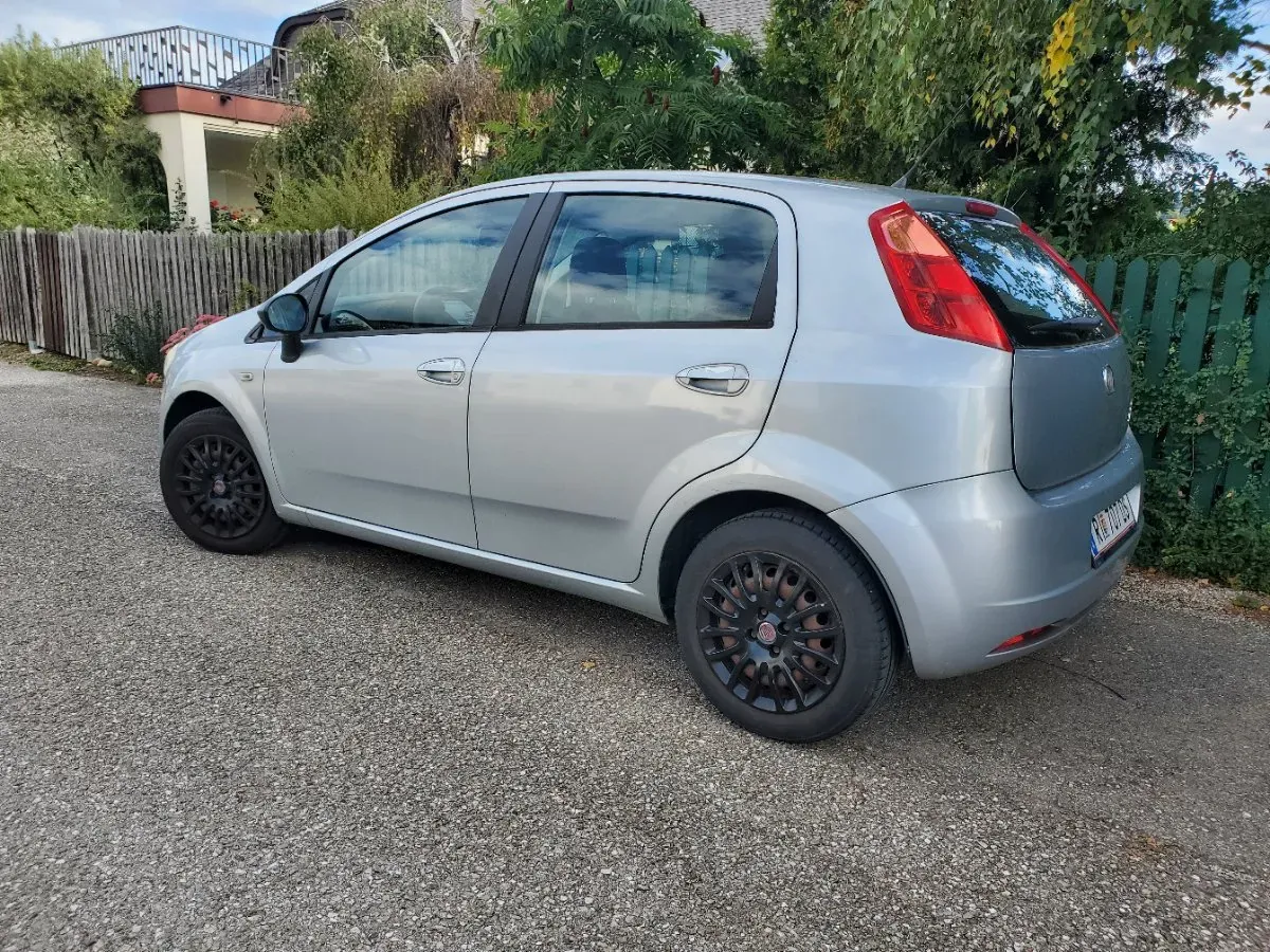 Fiat Punto 2009 photo 2