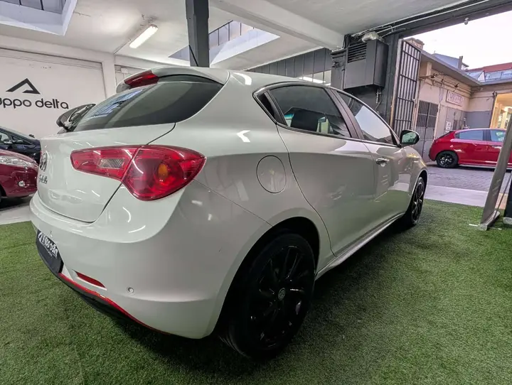 Alfa Romeo Giulietta 2012 photo 4
