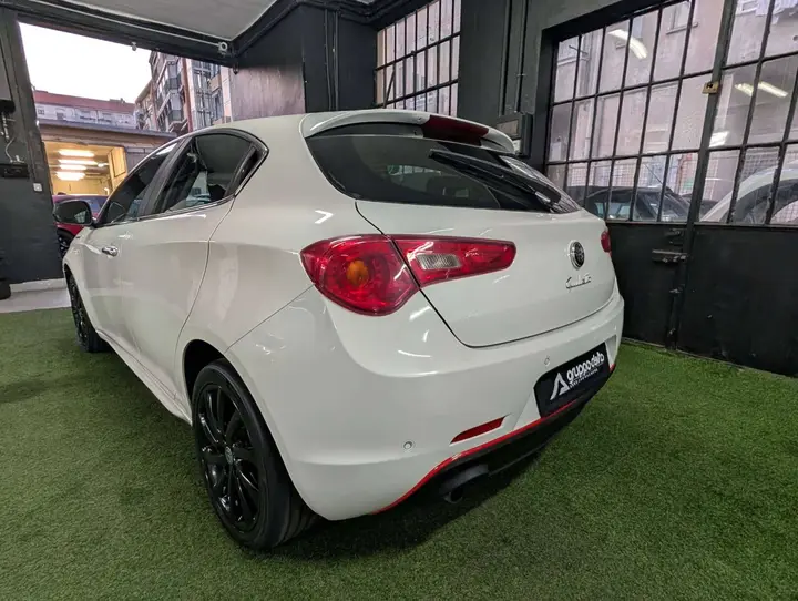 Alfa Romeo Giulietta 2012 photo 3