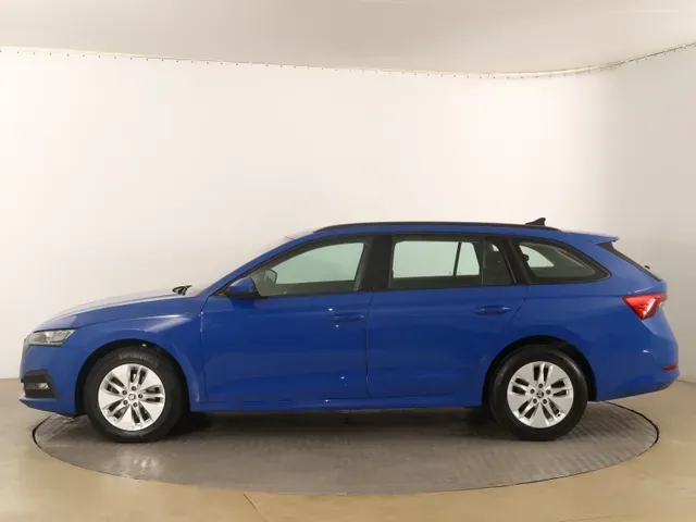 Skoda Octavia Combi 2023 photo 2