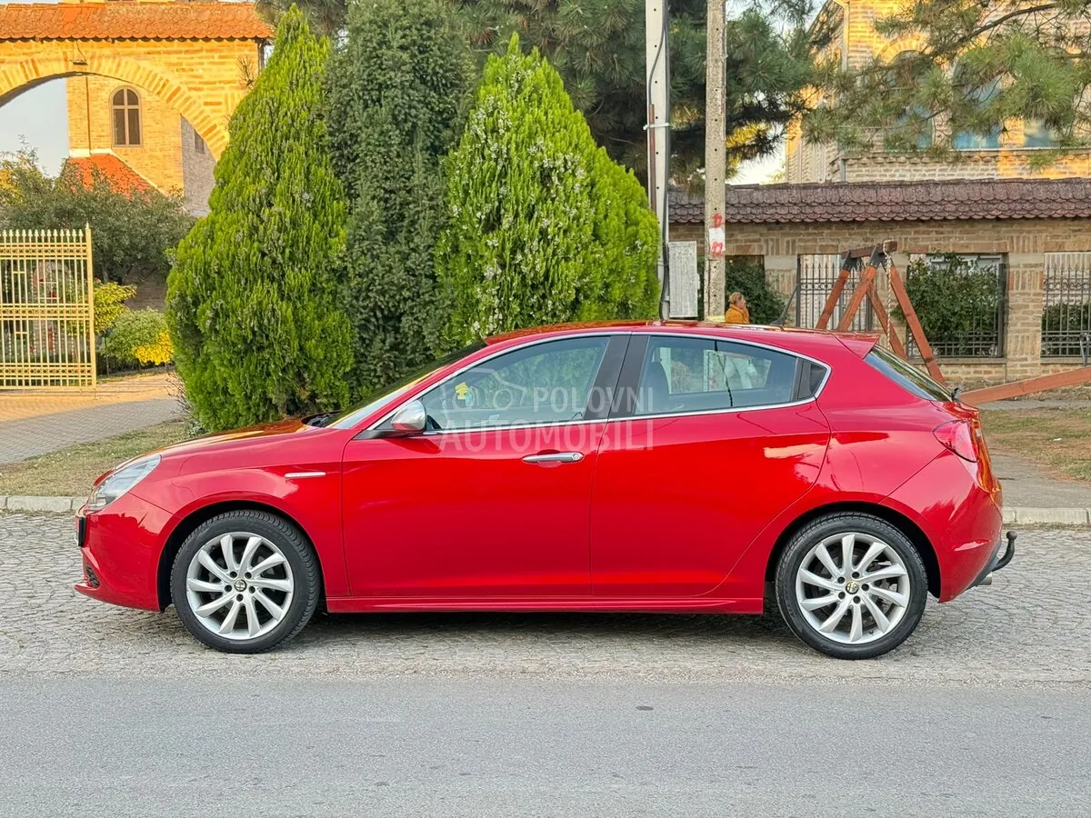 Alfa Romeo Giulietta 2011 photo 2