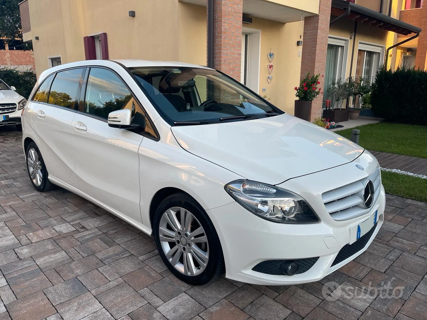 Mercedes-Benz B-Class 2013 photo 2