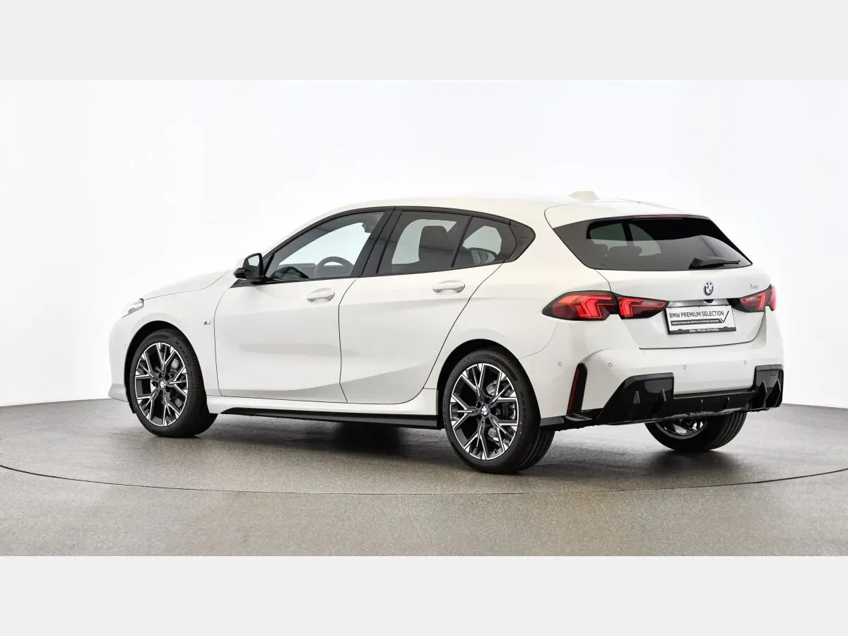 BMW 1 Series 2025 photo 2