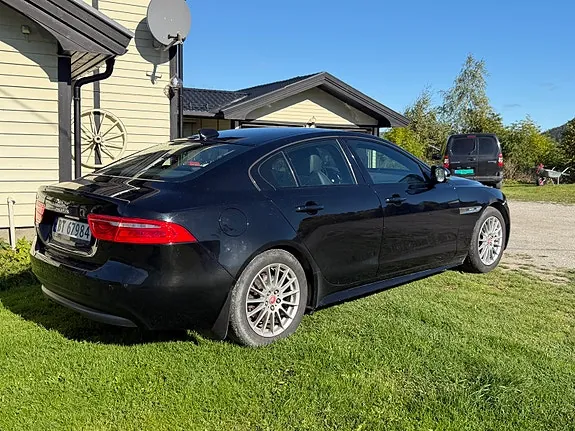 Jaguar Xe 2017 photo 3