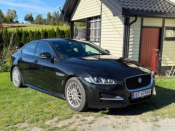 Jaguar Xe 2017 photo 2