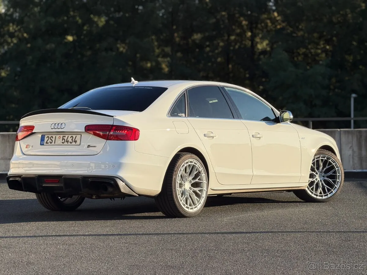 Audi S4 2012 photo 2