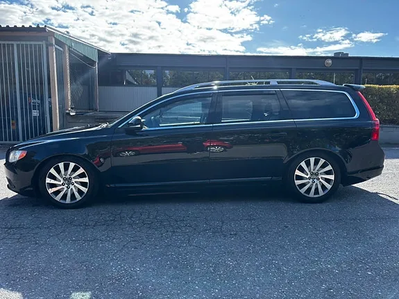 Volvo V70 2012 photo 2