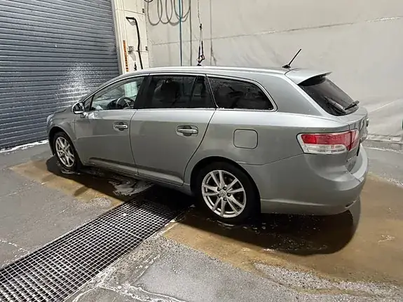 Toyota Avensis 2011 photo 2