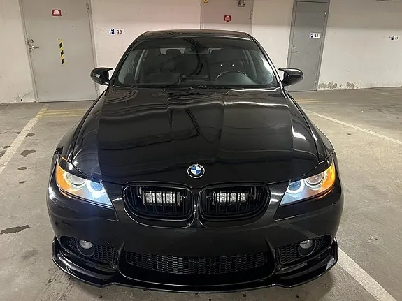 BMW 320D 2010 photo 2