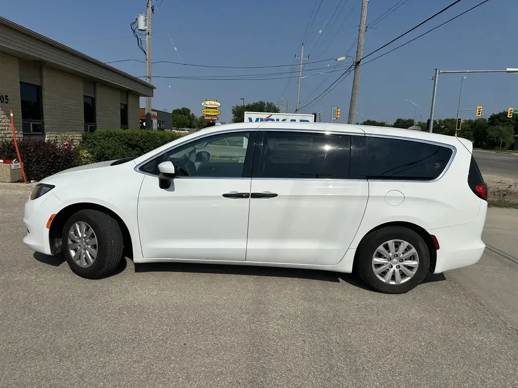 Chrysler Grand Caravan 2021 photo 2