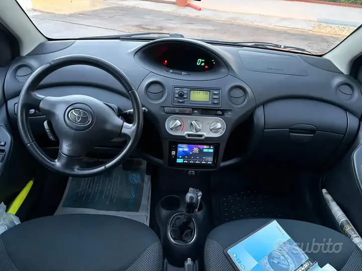 Toyota Yaris 2004 photo 2
