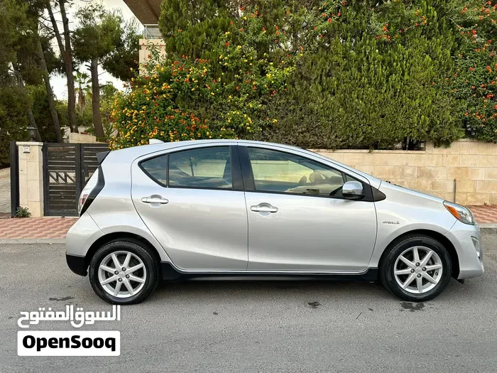 Toyota Prius C 2017 photo 2
