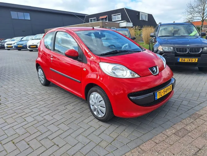 Peugeot 107 2005 photo 2