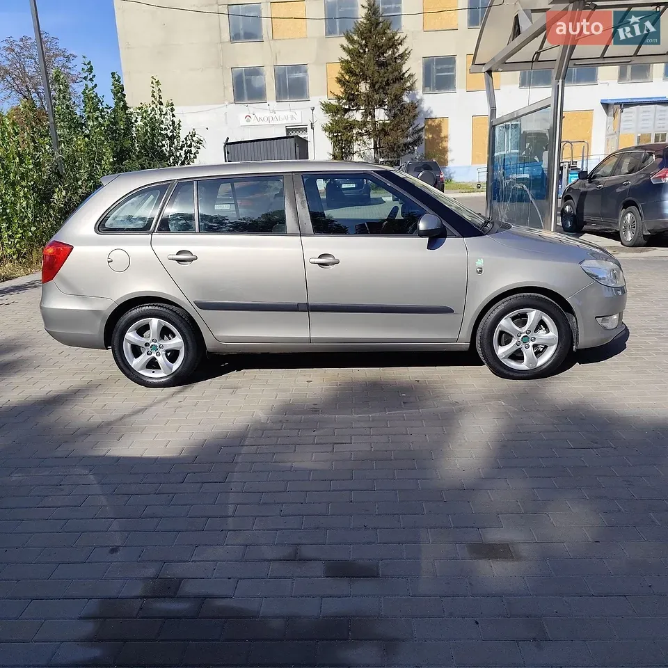 Skoda Fabia 2010 photo 4