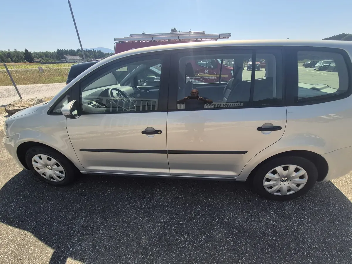 Volkswagen Touran 2011 photo 2