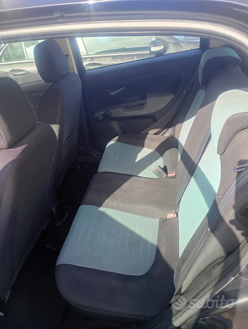 Fiat Grande Punto 2010 photo 2