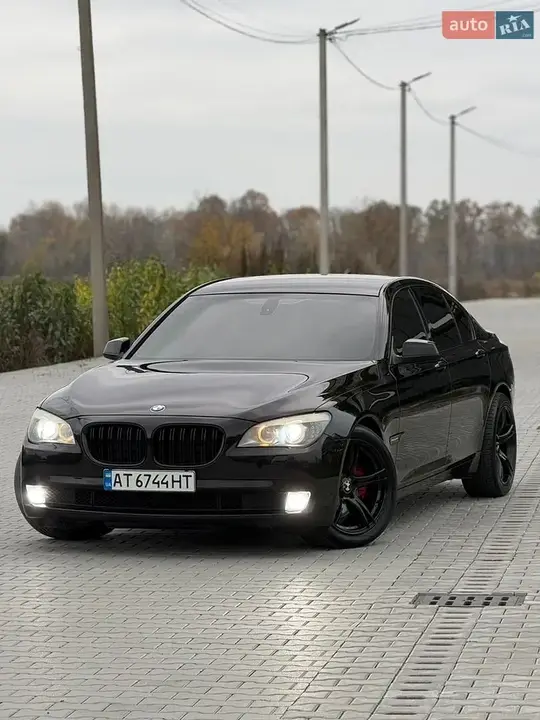 BMW 7 Series 2010 photo 2