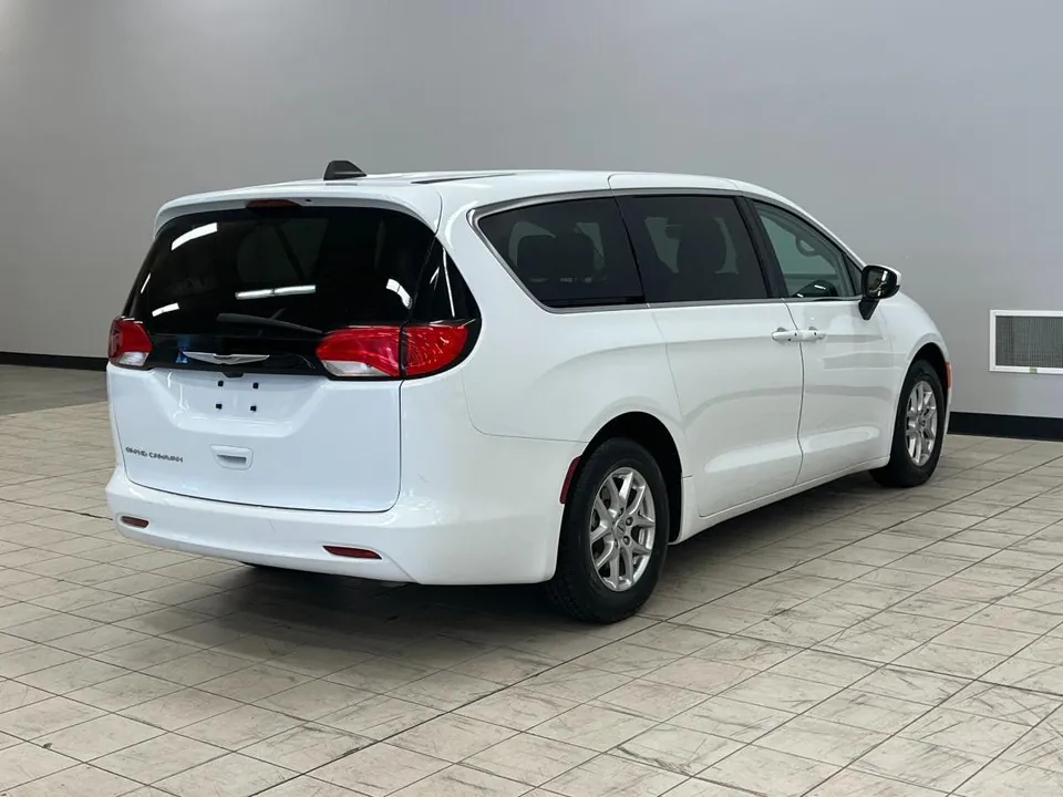 Chrysler Grand Caravan 2023 photo 5