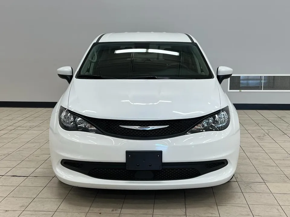 Chrysler Grand Caravan 2023 photo 2