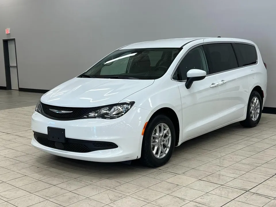 Chrysler Grand Caravan 2023 photo 3