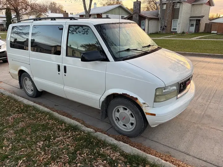 GMC Safari 2004 photo 2