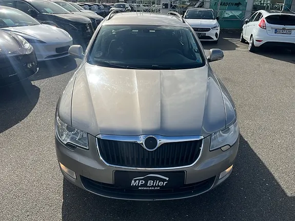 Skoda Superb 2010 photo 4